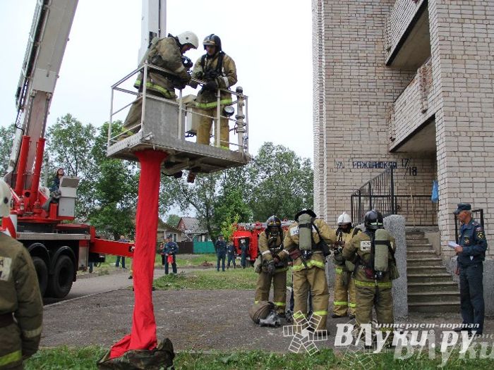 В Великих Луках прошли областные соревнования среди пожарных по спасению пострадавших