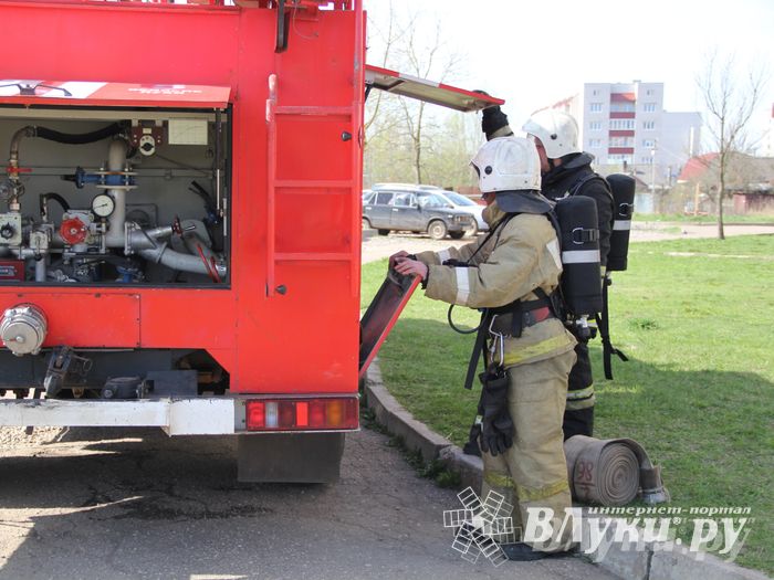 В Великих Луках прошли соревнования пожарных расчетов