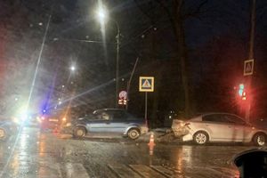 На ул. Зверева из-за ДТП затруднено движение (ФОТО)