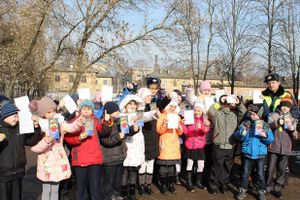 В Великих Луках школьники приняли участие в акции ГИБДД «Письмо водителю» (фото)