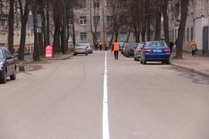 Фотофакт: в Великих Луках рисуют разметку