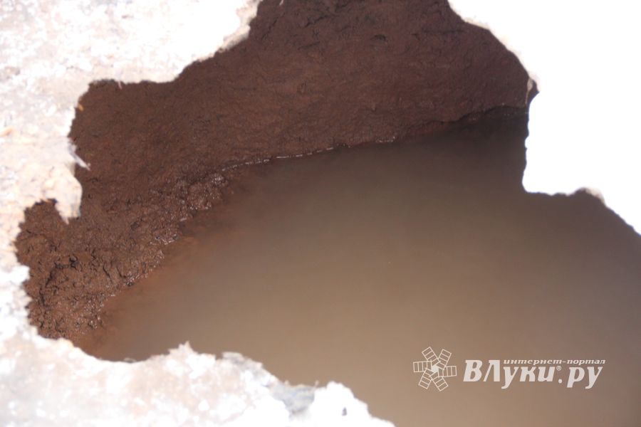 Фотофакт: провал асфальта на Гоголя в Великих Луках