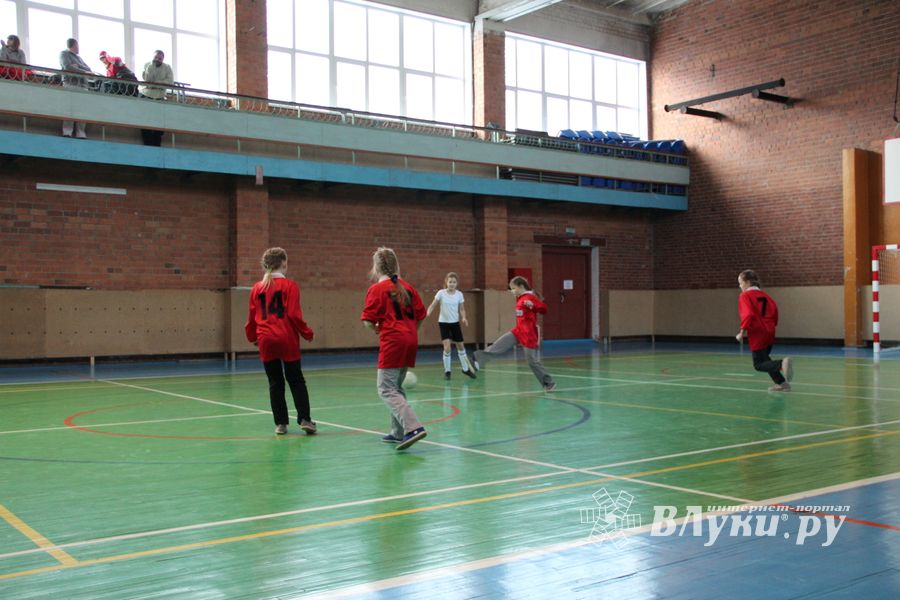 В Великих Луках прошел областной этап по мини-футболу среди девочек (фото)
