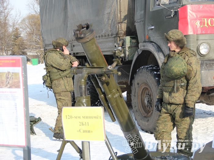 Великолучанам показывают армейскую технику и кормят кашей (6+) (ФОТО)
