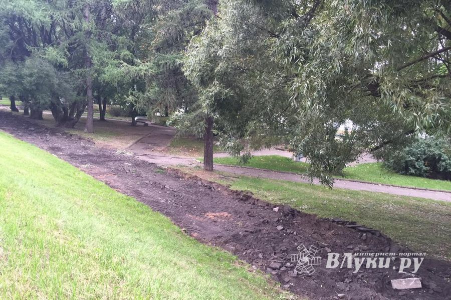 В центрального городском парке Великих Лук продолжаются ремонтные работы (фото)