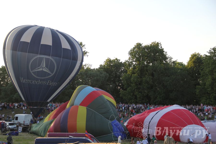 В Великих Луках открылась Международная юбилейная встреча воздухоплавателей (фото)