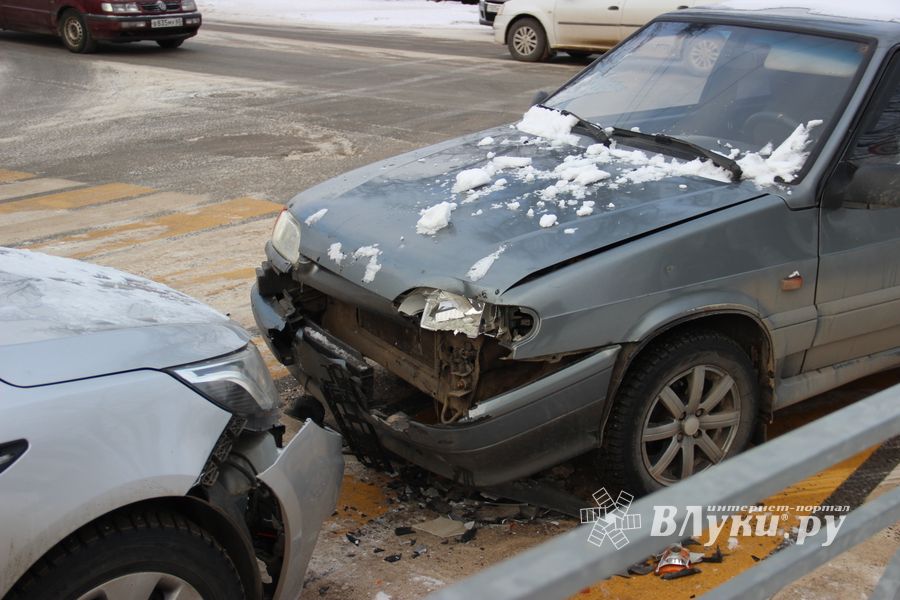 Лобовое ДТП на улице Печорской в Великих Луках (ФОТО)