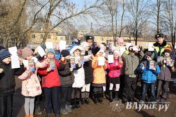 В Великих Луках школьники приняли участие в акции ГИБДД «Письмо водителю» (фото)