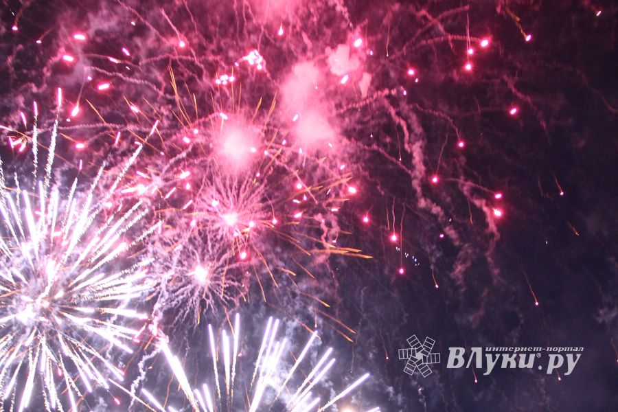 Праздничный салют в честь Дня города