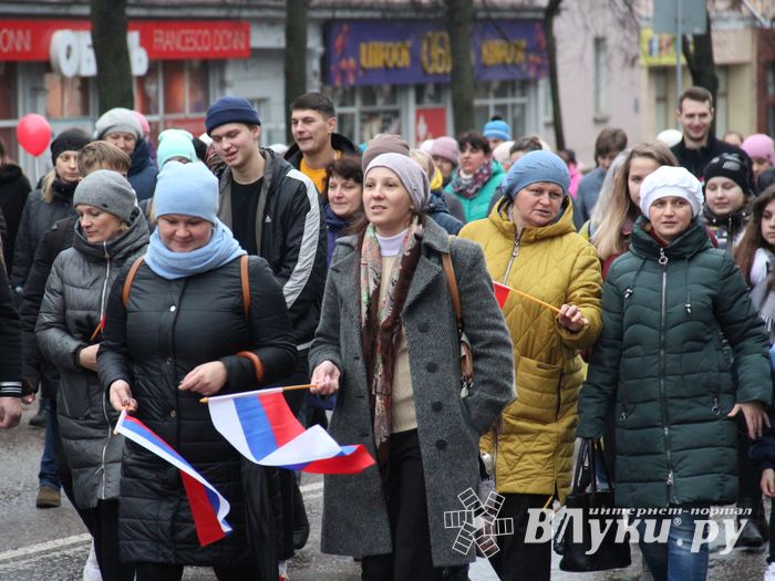 В Великих Луках прошло праздничное шествие (ФОТО)