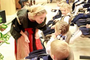 Великолукские первоклассники перевоспитали Бабу-Ягу (ФОТО)