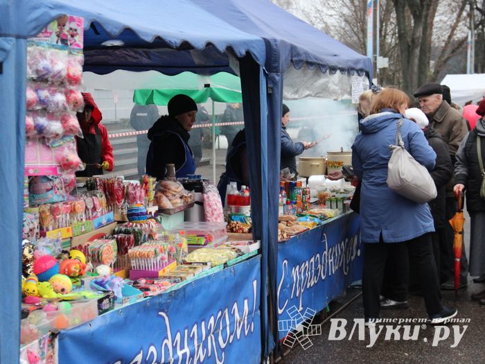 Митинг и праздничные гуляния в Великих Луках (ФОТО)