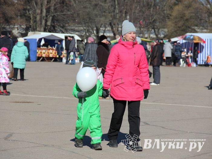 В Великих Луках празднуют День воссоединения Крыма с Россией (ФОТО)