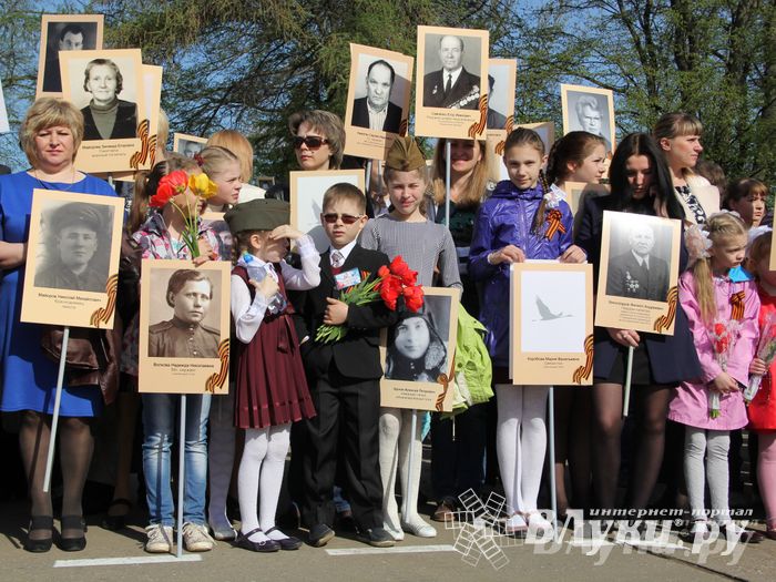 Парад Победы в Великих Луках (фото)