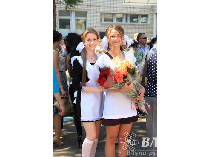 В Великих Луках прозвенели «Последние звонки»