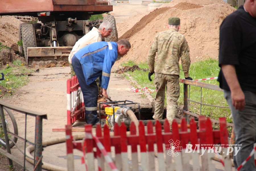 Устранение прорыва водопровода в Великих Луках (ФОТО)
