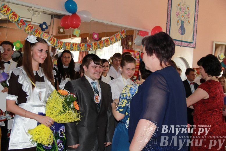 В Великих Луках прозвенели «Последние звонки»