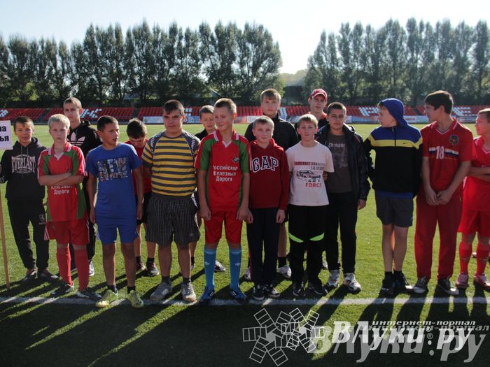 В Великих Луках стартовал открытый турнир по футболу