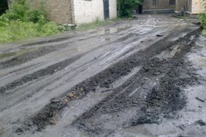 Грязь, лужи и ямы остались после грейдера во дворах по проспекту Гагарина в Великих Луках