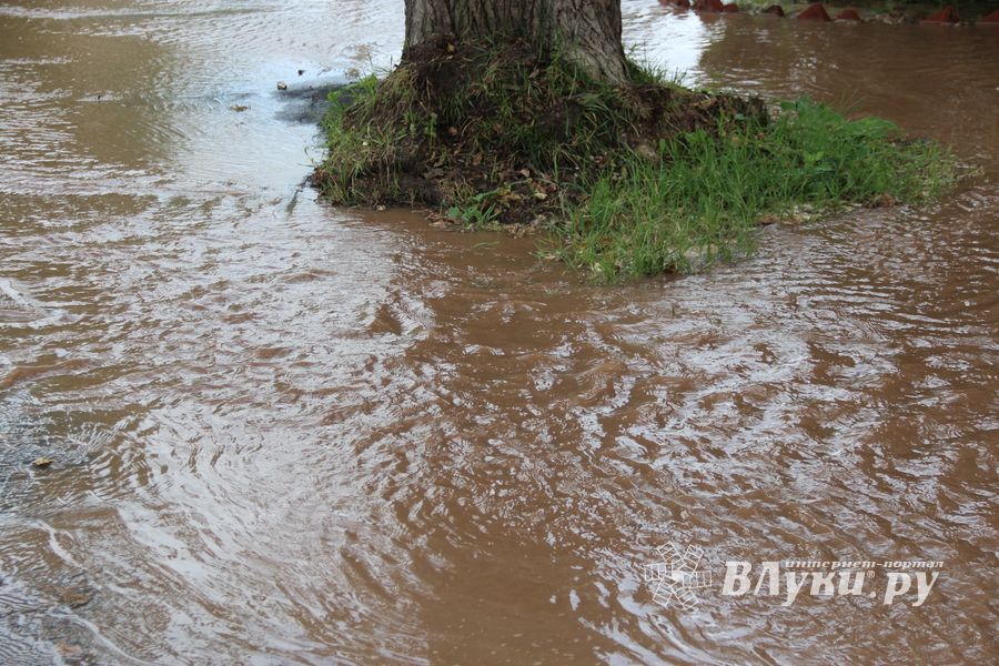Серьёзная авария на водопроводе в Великих Луках (ФОТО; ВИДЕО)