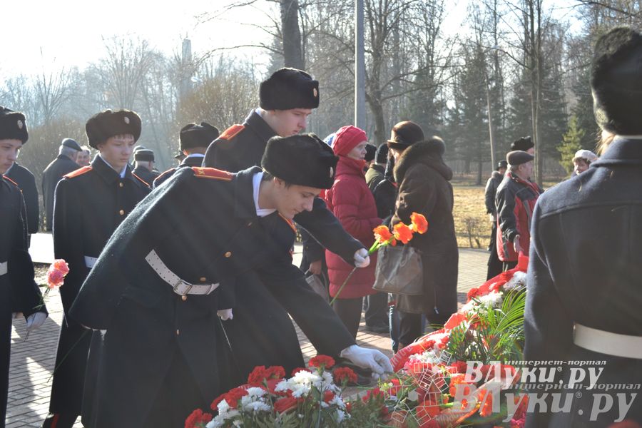 День защитника отечества в Великих Луках отметили памятным митингом и салютом
