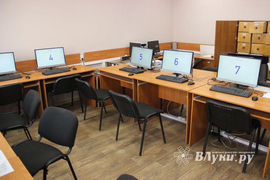 Сотрудников великолукского отдела ГИБДД поздравили с праздником (ФОТО)