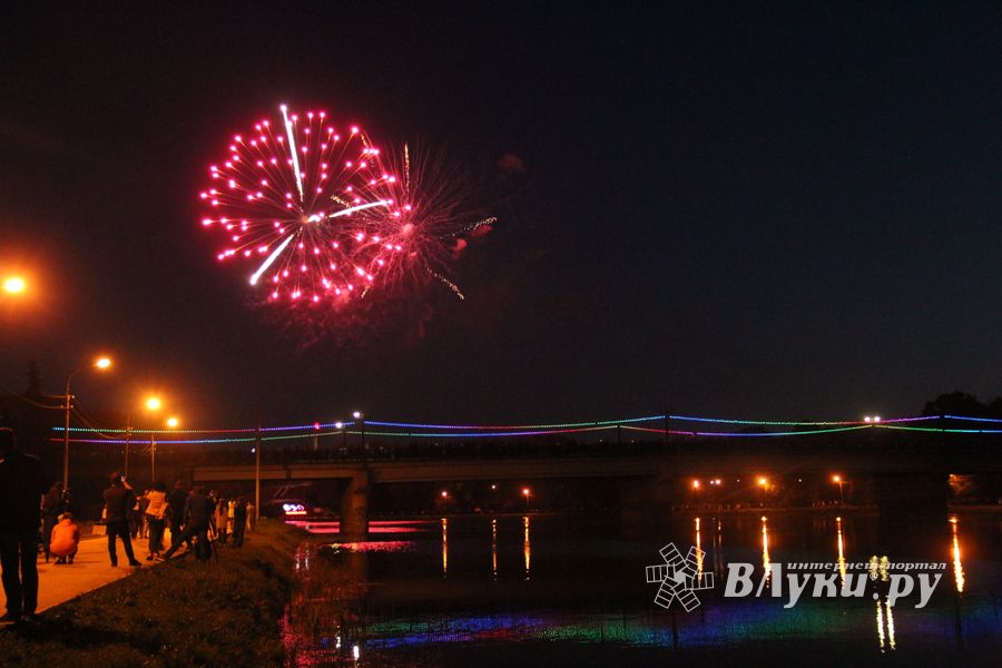 Праздничный салют в честь Дня Победы был дан в Великих Луках (ФОТО)