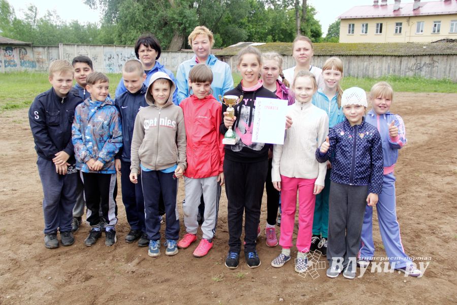 Ребята из пришкольных лагерей соревновались в «Весёлых стартах» (ФОТО)