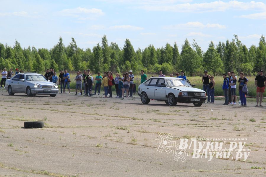 В Великих Луках прошел I этап Открытого чемпионата г. Великие Луки по Drag Racing (фото)