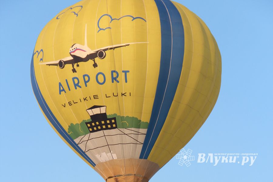 Над Великими Луками взлетели «Яблоки на снегу» (фото)