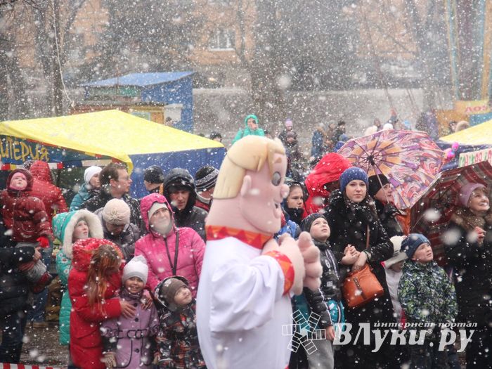 В Великих Луках сожгли Масленицу (фото)