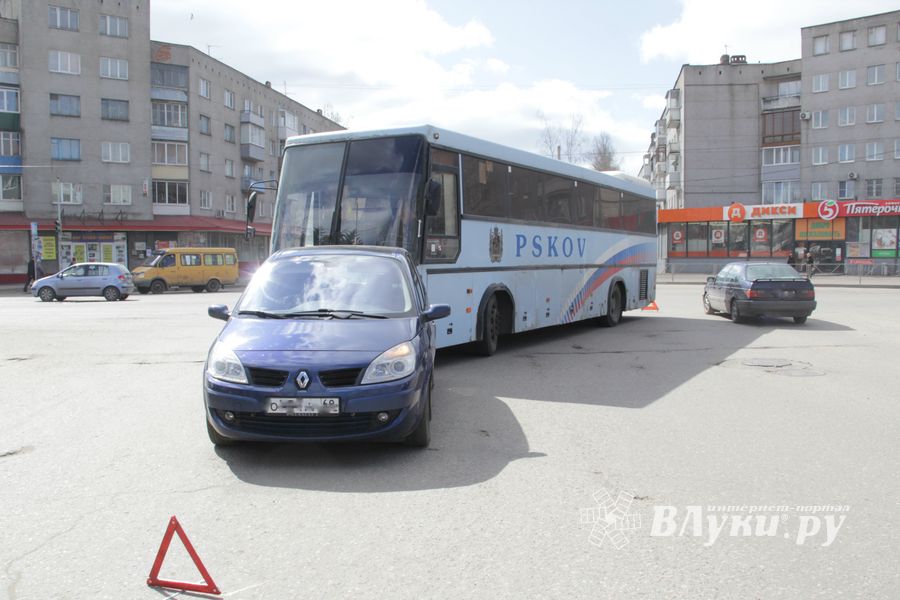 В Великих Луках произошло ДТП (фото)