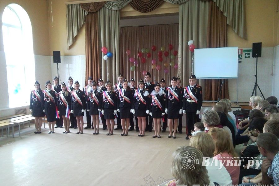 «Последний звонок» в школах Великих Лук