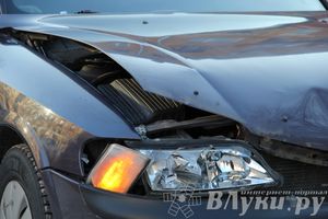 Из-за аварии в центре Великих Лук затруднено движение (фото)