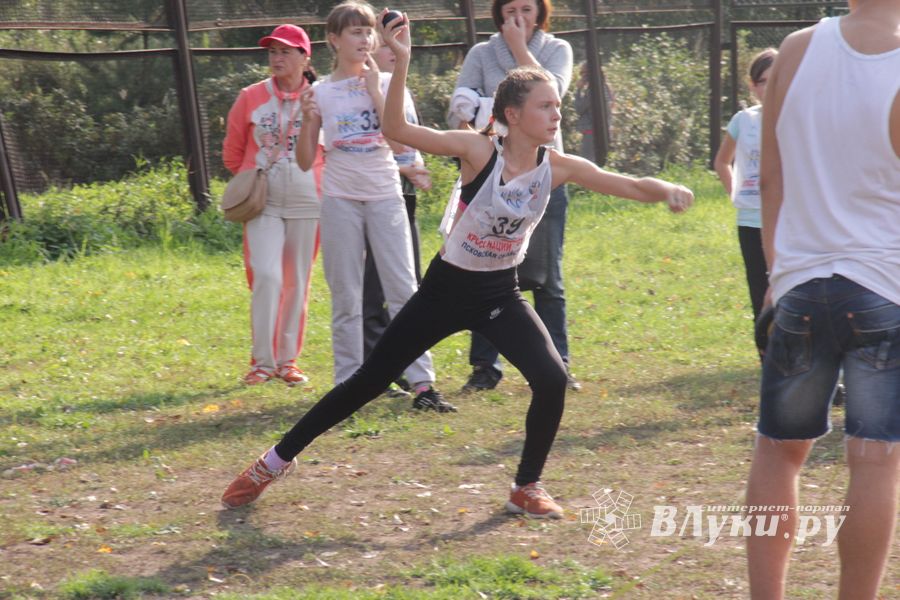 В Великих Луках состоялись соревнования «Шиповка юных» (фото)