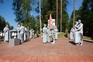 Турчак зажег партизанский костер и спел «Катюшу» вместе с ветеранами (фото)