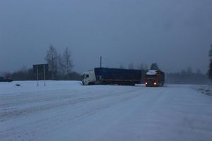 Дальнобойщик вылетел в кювет в Невельском районе из-за снегопада