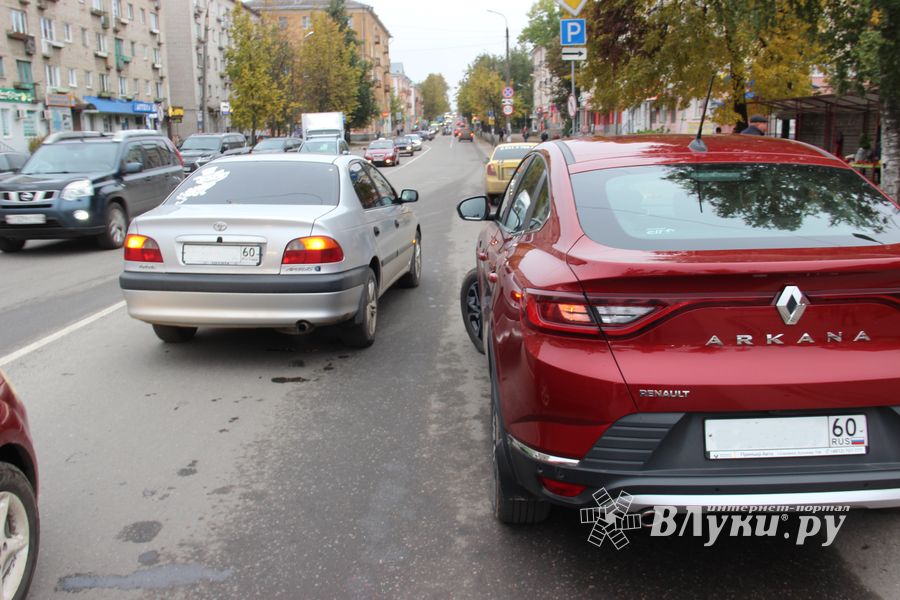 Из-за ДТП у Смоленского рынка затруднено движение (ФОТО)