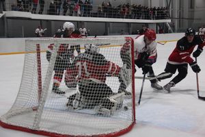 В Великих Луках прошёл первый матч Кубка Псковской области по хоккею (ФОТО)