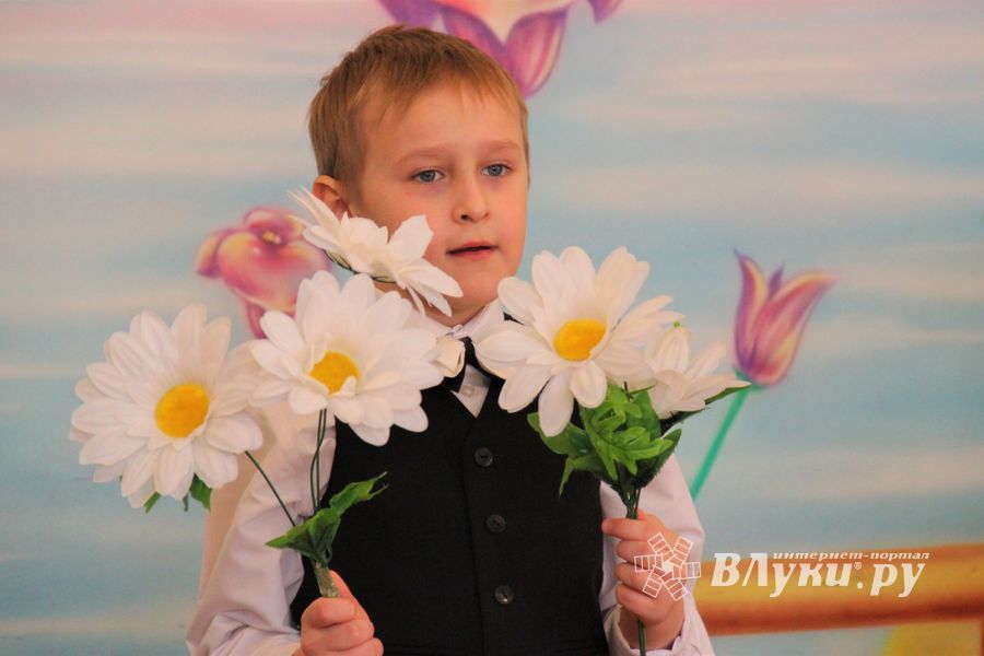 В детских садах Великих Лук проходят утренники к 8 марта (ФОТО)