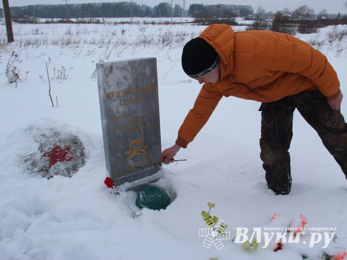 Никто не забыт: в Великих Луках благоустроили могилу неизвестного солдата (ФОТО)