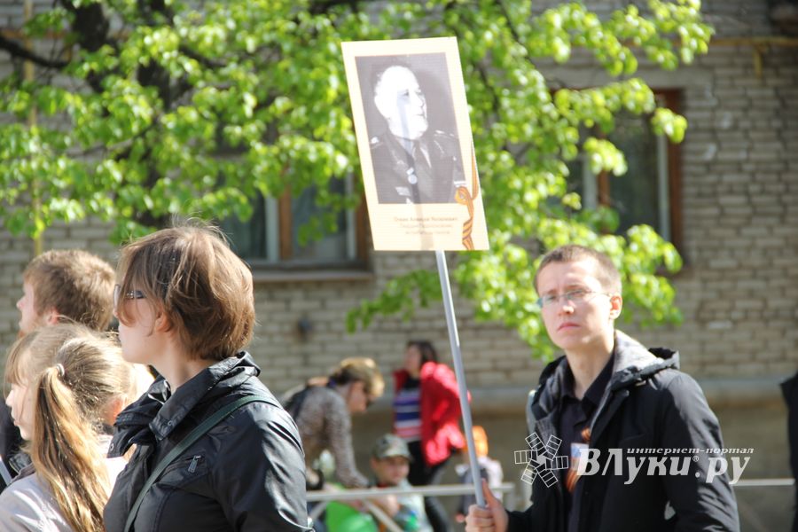 9 мая в Великих Луках. Шествие и салют