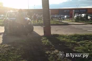 В Великих Луках девушка-водитель врезалась в столб (фото)