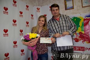 Победительницы великолукского конкурса #МиссСелфи2014 получили подарки