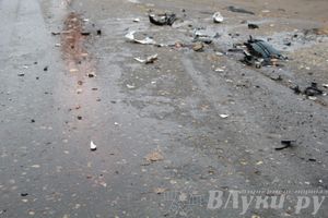 На Октябрьском проспекте в Великих Луках столкнулись «Мазда» и «Приора» (ФОТО)