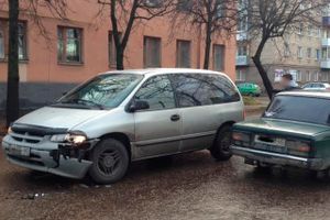 В Великих Луках столкнулись Крайслер и ВАЗ (фото)