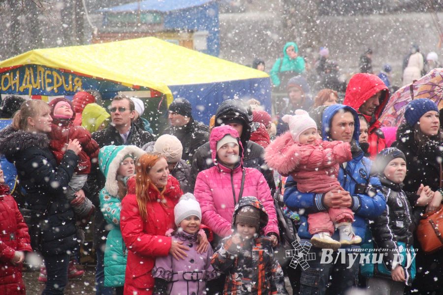 В Великих Луках сожгли Масленицу (фото)