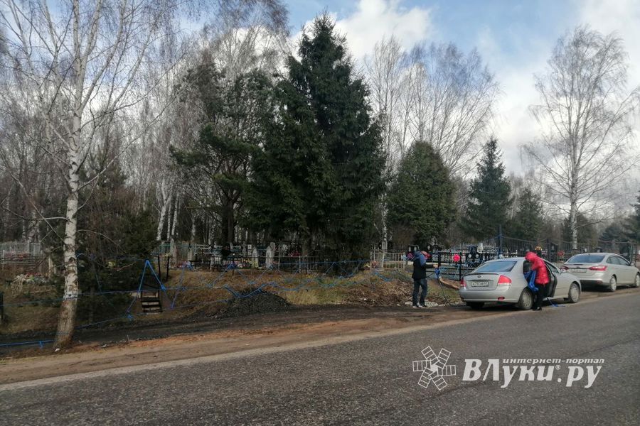 В Великих Луках перекрывают входы на кладбища