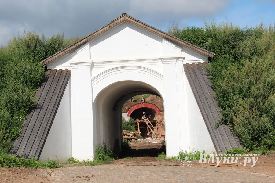 Совсем скоро великолучане смогут гулять по деревянным дорожкам Крепости (ФОТО)