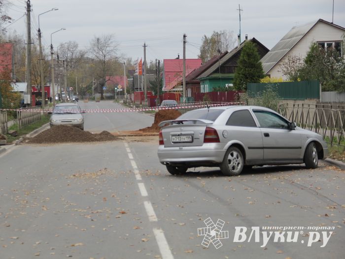 В Великих Луках неизвестный водитель, попав в ДТП, бросил автомобиль и скрылся (ФОТО)